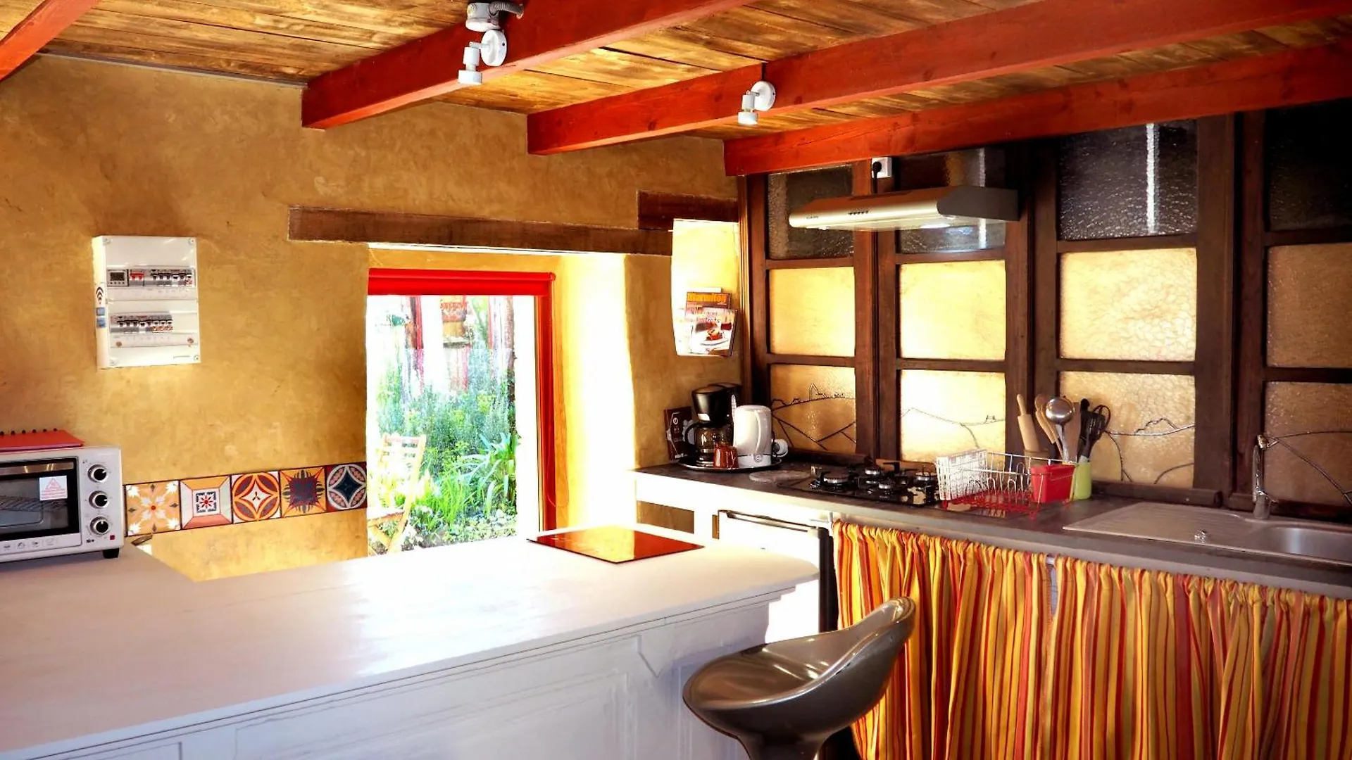 Guest house Bretagne Atypique, Dormir Dans Un Ancien Couvent Camlez