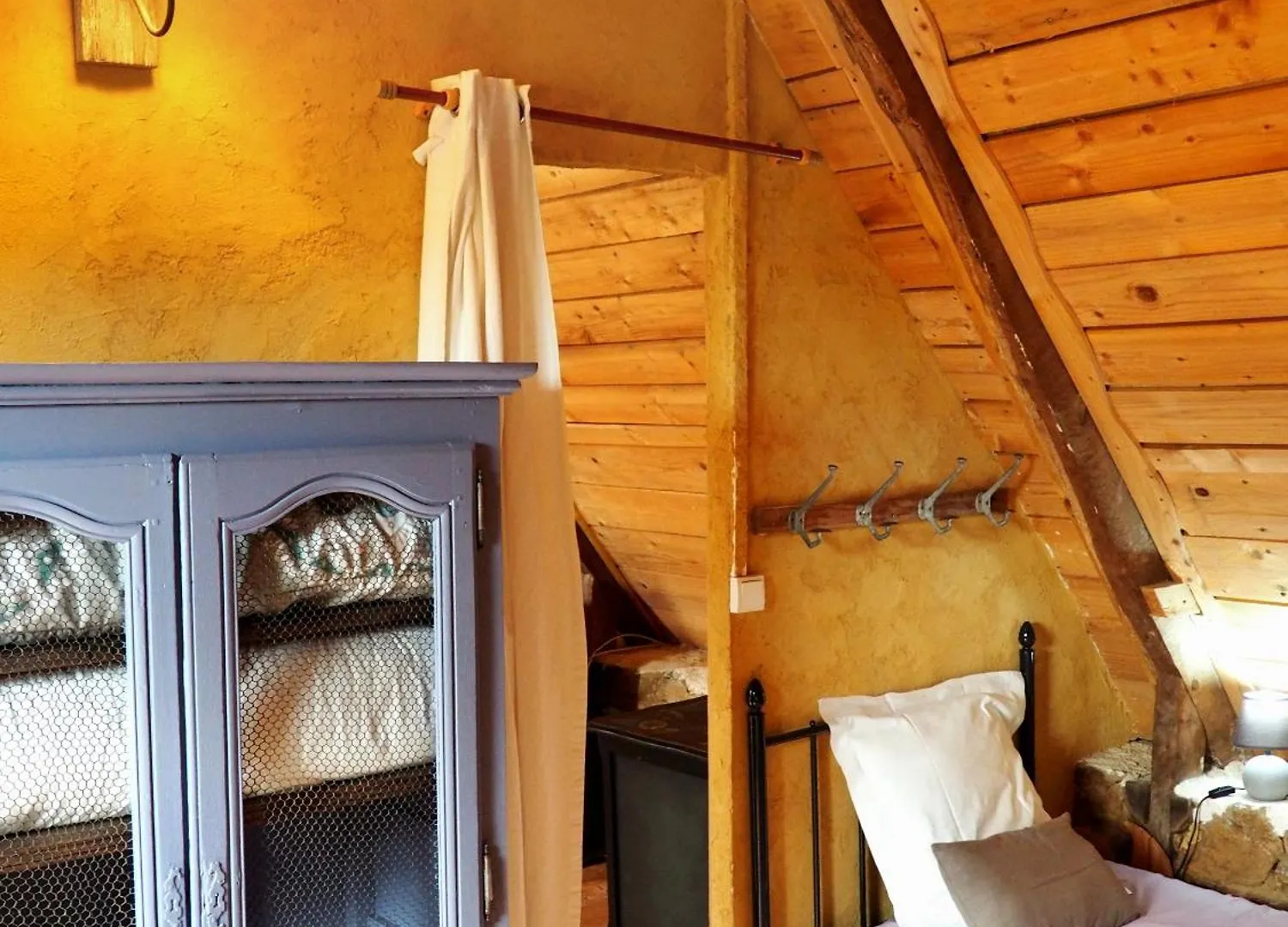 Guest house Bretagne Atypique, Dormir Dans Un Ancien Couvent Camlez